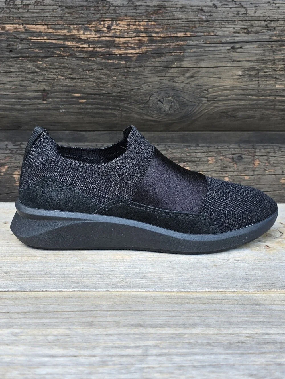 Clarks Un Rio Knit Athleisure Minimalist Knit Shimmer Comfort Sneakers 7M